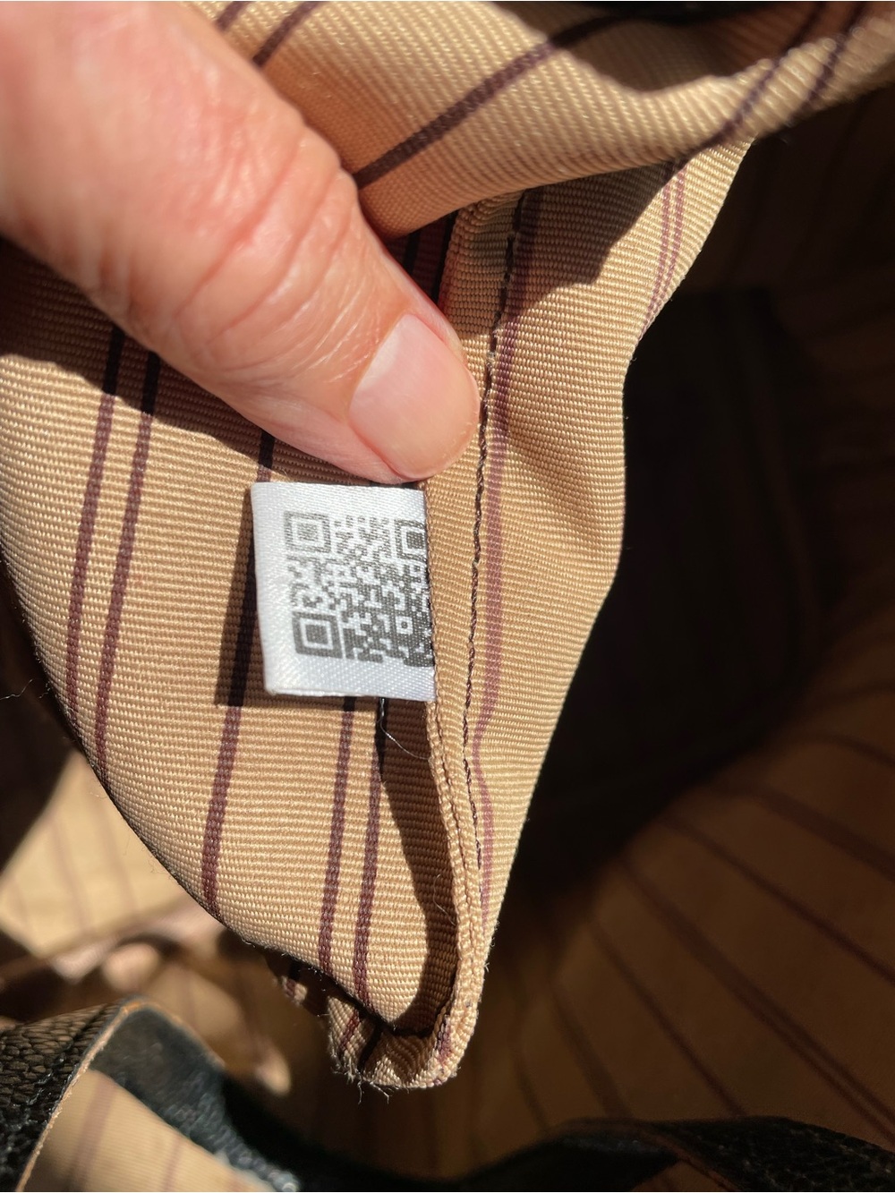 Large black tote/handbag.   Signs of use - Picture 5 of 14